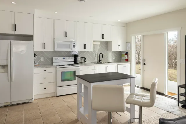New Walkout Suite - Easy Commute to Kelowna General Hospital